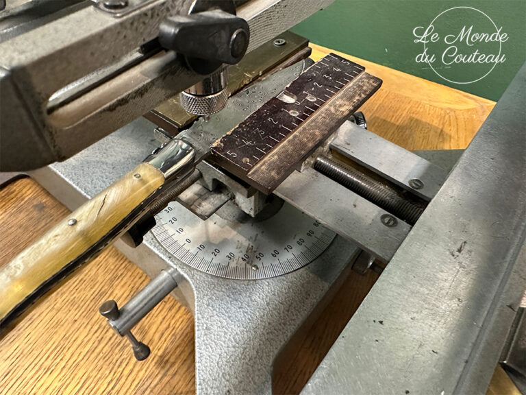 Grabado de cuchillos en Le Monde du Couteau